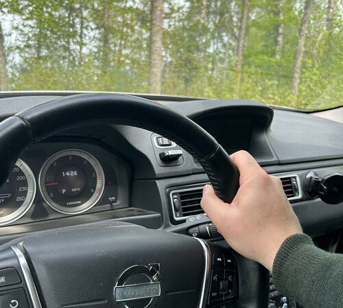 Tillbaka i bilen. Gör några korta noteringar från besöket.