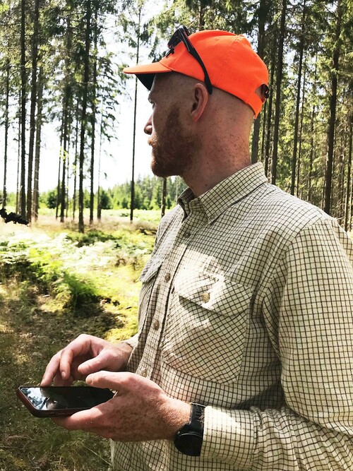 Sydveds app för skogsägare är ett väldigt bra verktyg när man är ute i sin skog tycker Mattias.