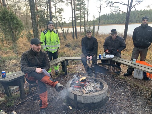 Några av deltagarna vid kojträffen samlade runt lägerelden