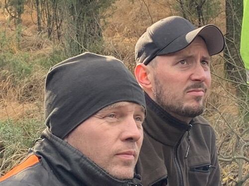 Anders och Johan på Åkershult lyssnar koncentrerat