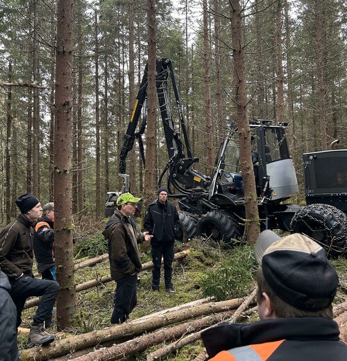 Sydveds virkesköpare Peter Fornander diskuterar gallring med kollegor och entreprenörer.