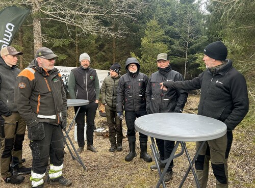Personal från Malwa Forest diskuterar maskinval med Sydveds virkesköpare och entreprenörer.