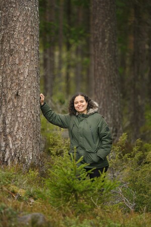 Amanda de Castro Segtowich, doktorand på SLU, forskar om gallringens betydelse för att minska effekten av torka i tallskogar.