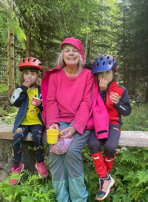 Ninn i Lind satsar på att få in mer löv i beståndet. Här syns hon i skogen med barnbarnen.