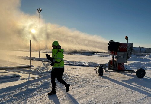 Konstsnö skyddar plantorna mot kyla.