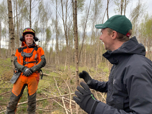 Manuellhuggaren Freddy Gunnarsson tillsammans med Sydvedaren André Gustafsson.