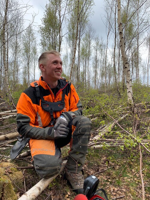 Freddy tar en paus och överblickar det nyröjda beståndet.