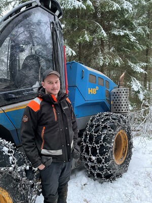 Edvin Erlandsson utför fina gallringsjobb med den beståndsgående skördaren Rottne H8.