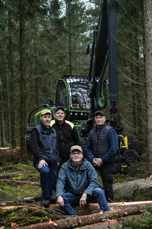 Skördarförare Stefan Larsson, skotarförare Mats Larsson och Sydveds Carl-Erik Ohlsson är gallringsteamet som servar Torsten Palmgren på hans Inglatorp.