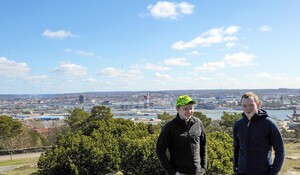 Sydveds Gustav Cagner har planerat gallringen på norra Hisingen med skogsförvaltare Torbjörn Bylund.