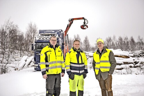 Andreas Dahl och Mattias Arnesson är lärare på fordonsprogrammet Transport på Sunnerbogymnasiet i Ljungby och syns här med Anders Westström, logistiker på Sydved.