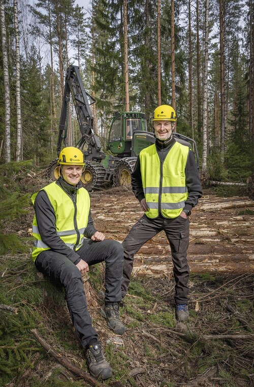 Edvin och Christian städar upp efter stormen Johannes, på uppdrag av Sydved. Det är främst tallar som blåst ned.