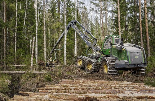 Naturvården är också en viktig del av arbetet. Här har Edvin byggt en bro av virke för att skydda bäcken när Christian åker över den med skördaren.