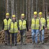 Maskinförarna Edvin Bengtsson och Christian Larson, samt Sydvedarna Hanna Lindberg, David Ohron, Algot Thorebring, Christer Olson och Johan Henricson har åkt upp till Dalarna för att hjälpa Stora Enso med upparbetning av stormfälld skog. Det har varit intensiva dagar.
