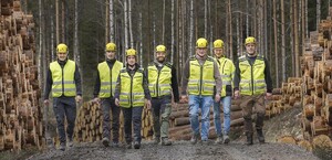 Maskinförarna Edvin Bengtsson och Christian Larson, samt Sydvedarna Hanna Lindberg, David Ohron, Algot Thorebring, Christer Olson och Johan Henricson har åkt upp till Dalarna för att hjälpa Stora Enso med upparbetning av stormfälld skog. Det har varit intensiva dagar.