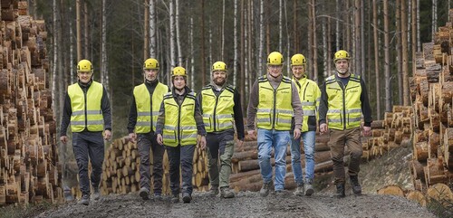 Maskinförarna Edvin Bengtsson och Christian Larson, samt Sydvedarna Hanna Lindberg, David Ohron, Algot Thorebring, Christer Olson och Johan Henricson har åkt upp till Dalarna för att hjälpa Stora Enso med upparbetning av stormfälld skog. Det har varit intensiva dagar.