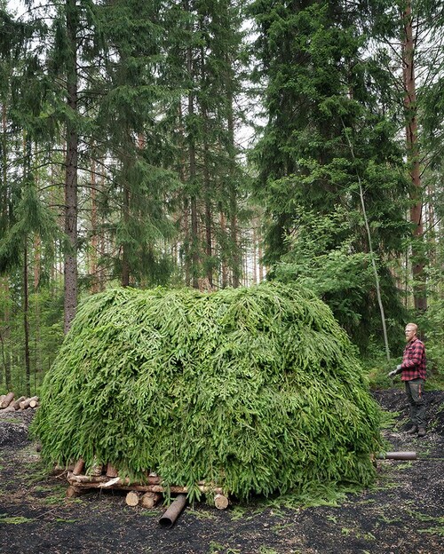 Kolmilan byggs av ved som staplas i en hög, täcks med ris och jord, och får sedan pyra under kontrollerade former.