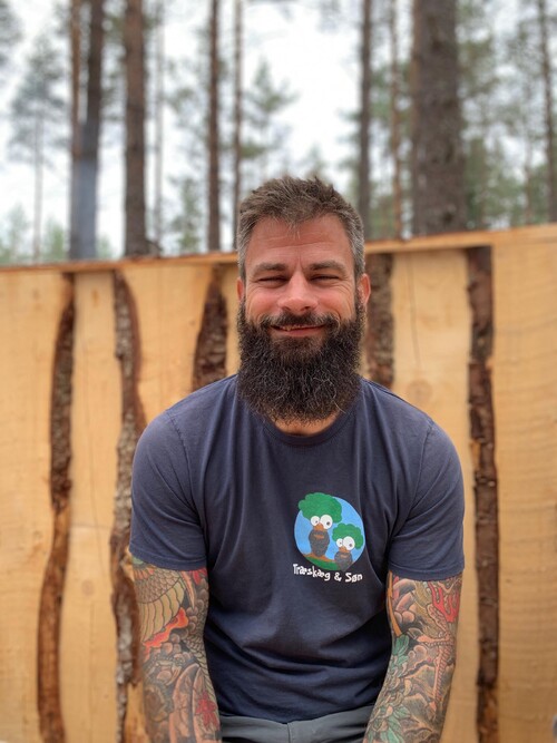 Många passade på att njuta av en stunds vila på bänkarna i Sydveds monter.