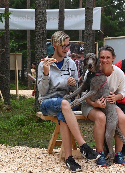 Hugo Birgersson fick freda sin korv när familjens hund Tjejen också blev hungrig. Viktoria Birgersson hade siktet inställt på skoglig inspiration.