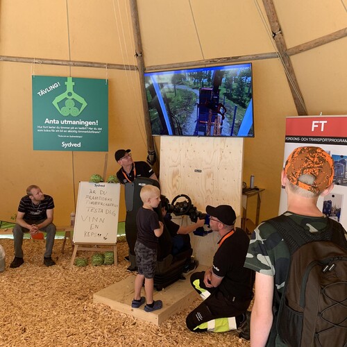 Framtidens timmertransportör? Många försökte vinna en keps i simulatorn.