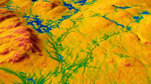 SLU:s markfuktighetskartor visar markfuktigheten i en skala från 0 till 100, där låga värden anger torr mark och höga värden anger blöt mark. För att skydda närliggande vatten bör man därför vara extra försiktig i både blå- och grönmarkerade områden genom att till exempel undvika gödsling, markberedning och spårbildning.
Illustration: William Lidberg