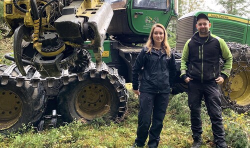 Hanna Lindberg träffar maskinföraren Morgan Persson, som kör för Stjernsunds Gård.