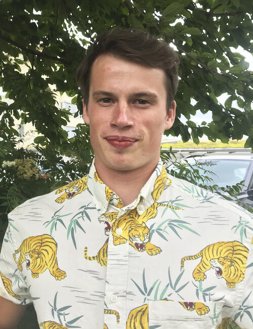 Man kan nog se skogen som en lösning till många problem, och kanske lära sig leva lite mer ekologiskt och närodlat, och hitta mycket inspiration från hur folk brukade skogen förr i tiden, säger Erik Karlsson Öhman.
