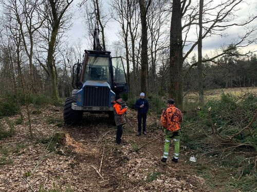 Markägaren Tommy till vänster i bild tillsammans med Sydveds Lars Mårtensson och entreprenören Magnus Erlandsson.
