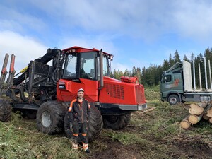 Albin Gustafsson tillsammans med sin Komatsu 860.4.