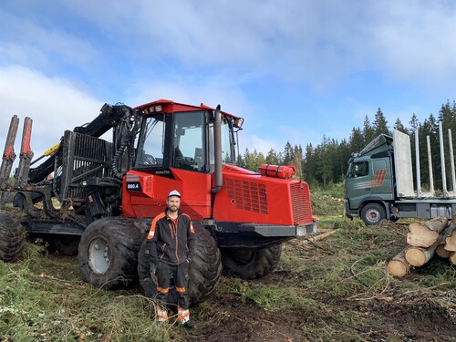Albin Gustafsson tillsammans med sin Komatsu 860.4.