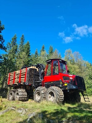 Maskinen är utrustad med steg 5 motor. Smart flow, som innebär jämnare krangång som ger en lägre bränsleförbrukning. Bankarna är reglerbara i bredd och höjd.