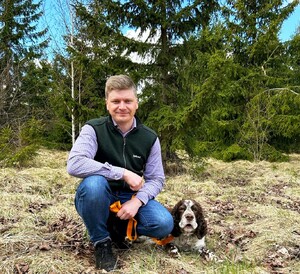 Sydveds virkesköpare Gustav Cagner i skogen med sin hund