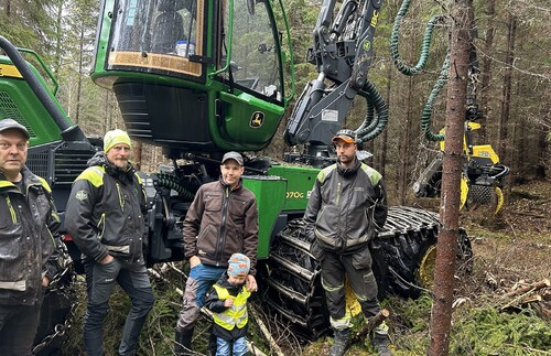 Från vänster entreprenören Torgny Petersson på TP, Sydvedaren Johan Åkesson, markägaren Jon med son och Kalle Petersson på TP.