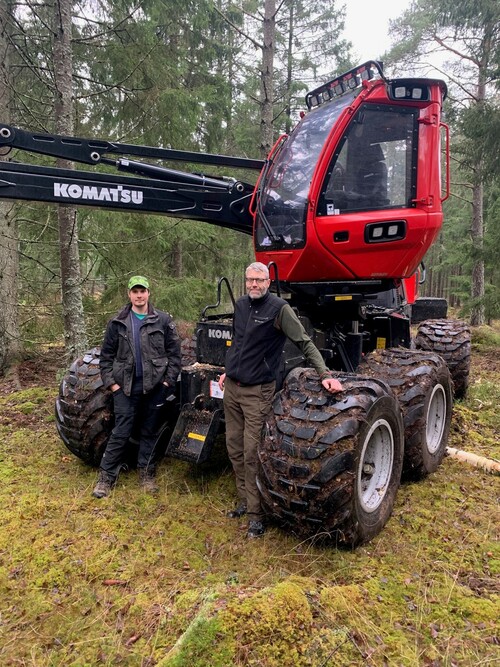 Skördarförare Emil Ehn och entreprenör Tommy Härling.