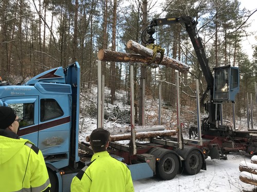 Erik Persson från Maskinentreprenad i Huaröd testar kranen.