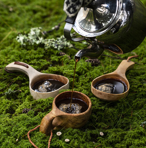 En kopp kaffe utomhus funkar fortfarande, men möten inomhus får vänta.