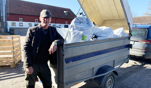 Sydvedaren Johan Källeskog har hämtat ut plantor från Sundins skogsplantor. Nu väntar transport ut till markägaren.