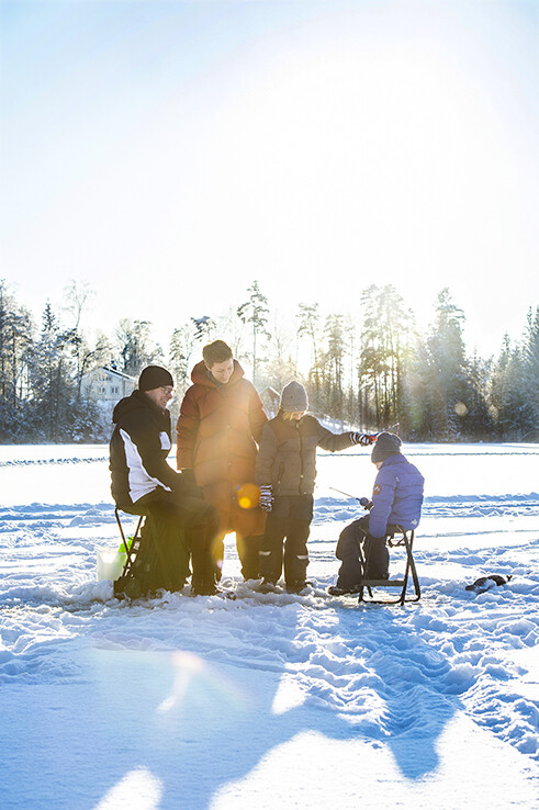 En del av röjningen väljer Henrik att leja bort för att få mer tid tillsammans med familjen. Hustrun Hanna och sönerna Carl och Casper hänger gärna med och fiskar. Rekordet är tio gäddor på en och samma dag!