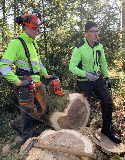Hampus Johansson, manuellhuggare, och mätaren Olle Jardén från Biometria.