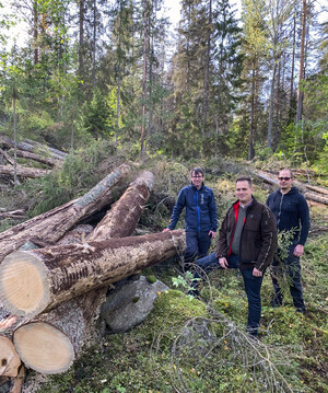 Barkborretimmer ska lastas på båt i Oskarshamn, och skeppas till Tyskland. Sydvedarna Tobias Cederlöf och Lukas Sjödahl med Matthias Markwort på Ilim Nordic Timber i mitten.