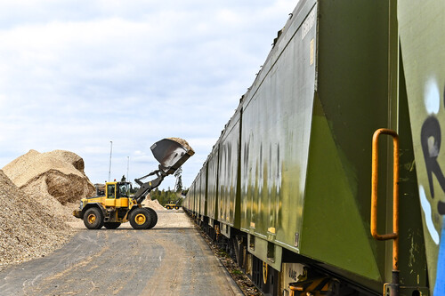 Flis från terminalen i Stockaryd lastas på tåg till Värtahamnen i Stockholm. Foto: David Söderlind