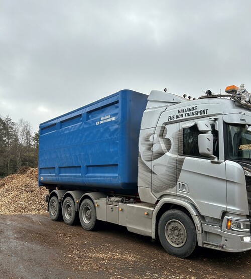 Hallands Flis och Transport kommer med ett lass till värmeverket i Kungsbacka.