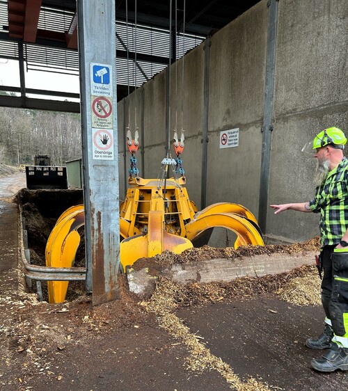 Kranen som sköter inmatning av flis till värmeverkets panna.