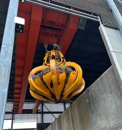 Kranen har just tagit ett fång med flis till pannan.