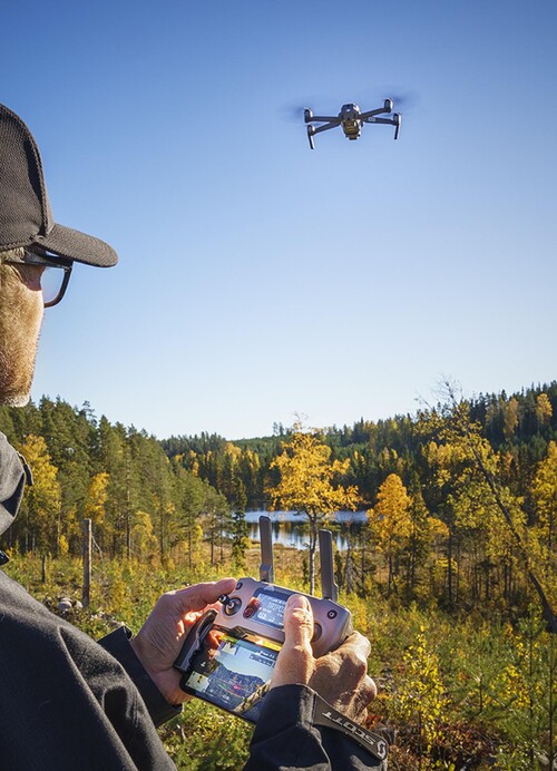 Forskarna håller på att ta fram en drönare som kan flyga själv mellan träden och samla in data.