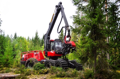 Skogen mäts med hjälp av instrument på skördaren.
