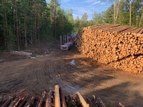 Bygg vägen minst 25–26 meter så släpet hinner räta ut sig.