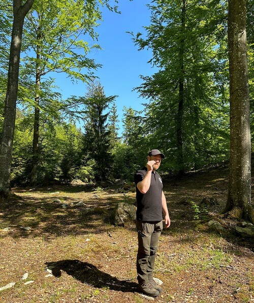 Viktor Jonsson, skogsförvaltare på Trolle Ljungby, berättar om hur man får en lyckad föryngring i beståndet. Här står han i ett bestånd där det inte har hämtat så bra trots successiv utglesning. Trots det såg vi väldigt små plantor komma här och var.