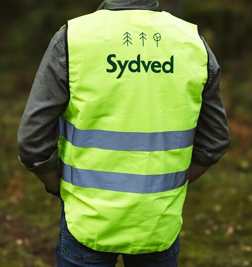 Använd reflexväst för att göra dig synlig när du besöker en avverkning. Fråga din Sydvedare om du kan få en reflexväst.
