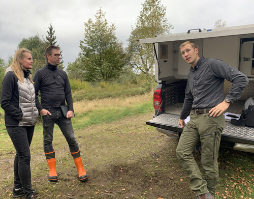 Nu är det dags att följa upp sommarens avverkningar på plats hos Elisabet Svensson och Thom Birkeland utanför Öxabäck i Marks kommun. Före corona var det naturligt att gå igenom redovisningen vid köks- bordet, men bakluckan duger lika bra, säger Adam Everås.